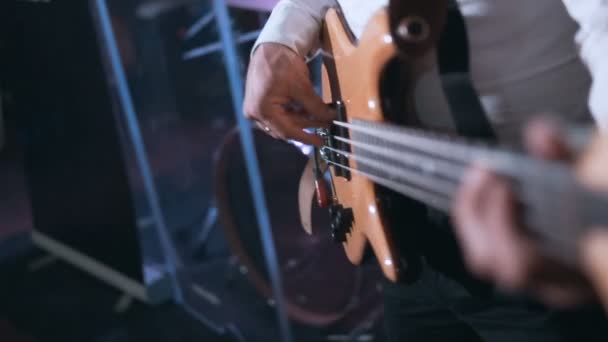 Close-up van bassist — Stockvideo