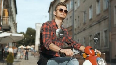 Genç yakışıklı Hipster motosiklet üzerinde