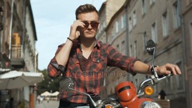 Genç çekici Hipster motosiklet üzerinde