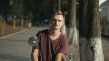 motosiklet üzerinde genç adam portresi