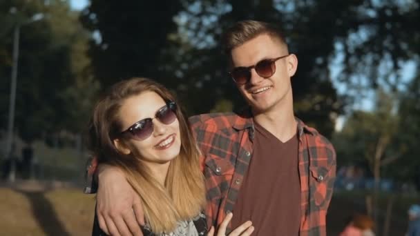 公園で流行に敏感なカップル — ストック動画