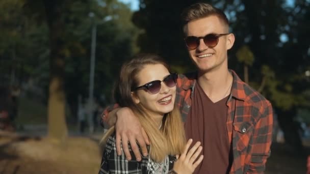 Couple hipster dans le parc — Video