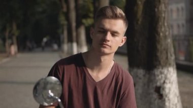 Motorcu parkta portresi