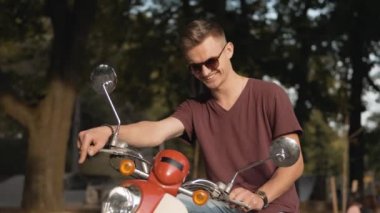 Motorcu parkta portresi