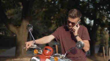 Genç konuşan telefon