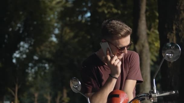 Teenager mluvící telefon — Stock video