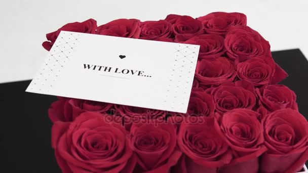 Caja de rosas rojas con tarjeta de regalo — Vídeo de stock