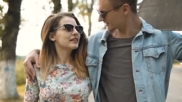 Hipsters casal caminhando — Vídeo de Stock