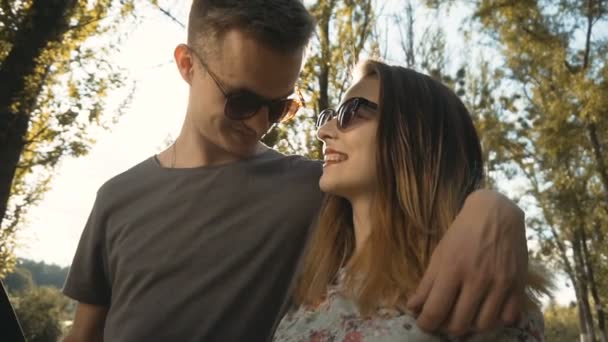 Hipsters pareja caminando — Vídeo de stock