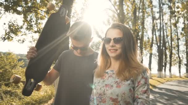 Hipsters çift karşı günbatımı — Stok video