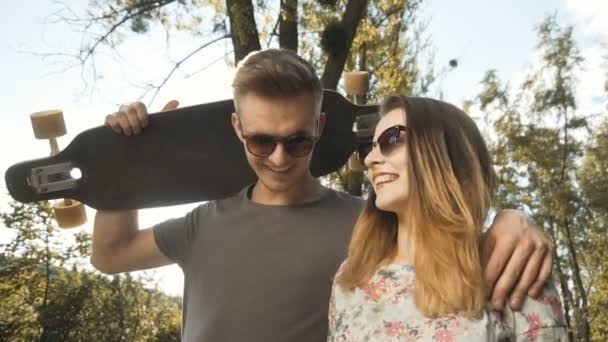 Hipsters casal no parque — Vídeo de Stock