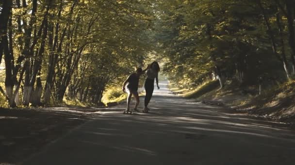 赶时髦的人夫妇骑滑板公园 — 图库视频影像