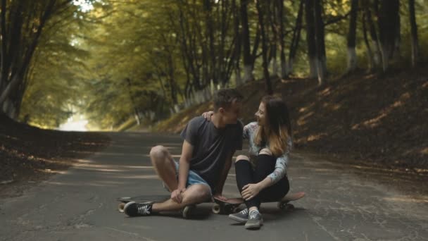 Hipsters casal ter diversão — Vídeo de Stock