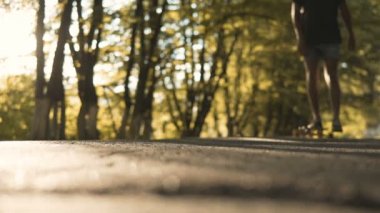 Parkta sürme kaykaycı