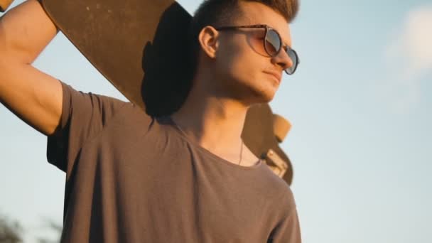 Skateboarder Man at Sunset — Stock Video