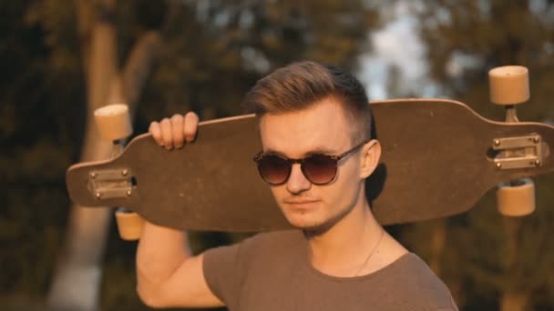 Skateboardista muž při západu slunce — Stock video