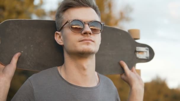 Skateboarder Man bij zonsondergang — Stockvideo