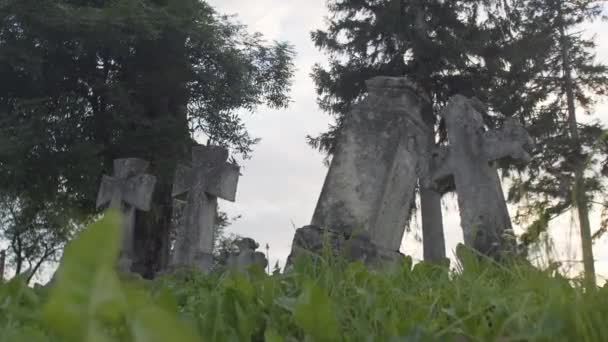 Старое кладбище — стоковое видео