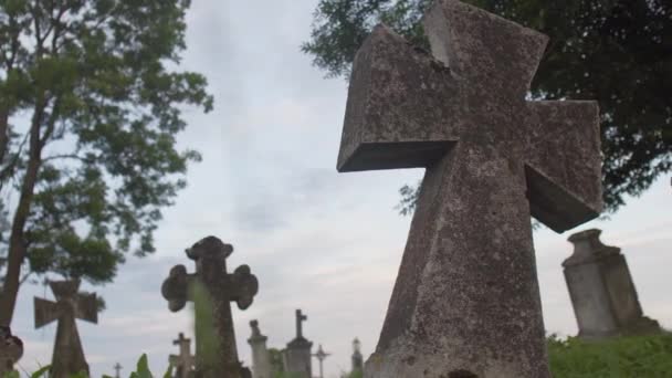 Antiguo cementerio cementerio — Vídeo de stock