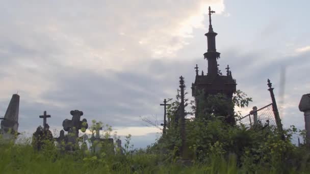 Antiguo cementerio cementerio — Vídeos de Stock