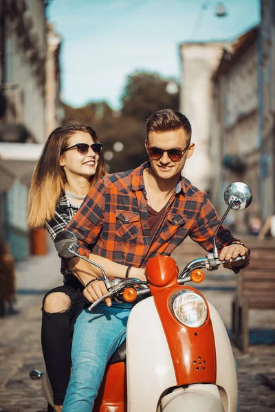 Junges Hipster-Paar auf Motorrad — Stockfoto