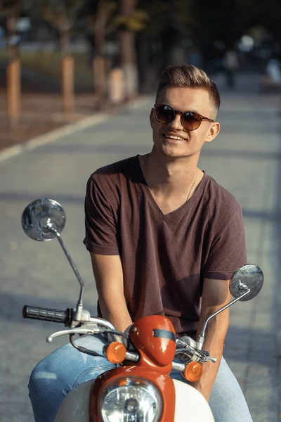 Retrato de un joven en moto — Foto de Stock