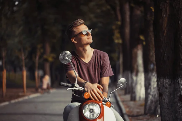 Porträt eines jungen Mannes auf dem Motorrad — Stockfoto