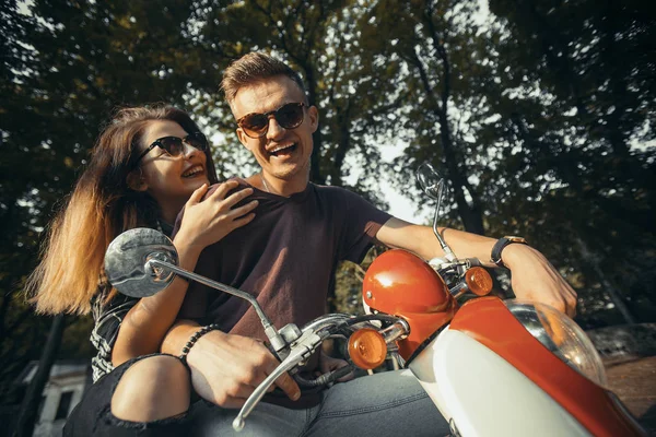 Hipster-Paar im Park — Stockfoto