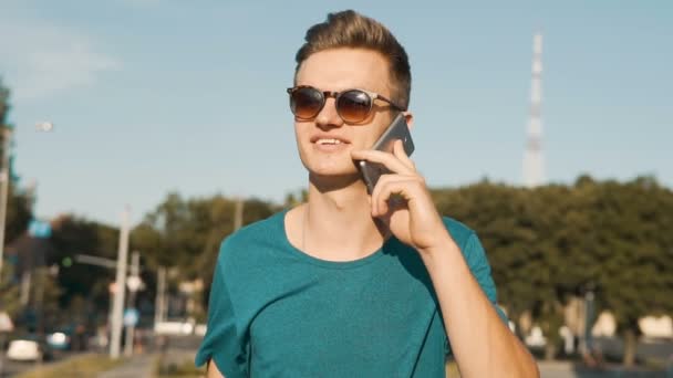 若い男電話の話 — ストック動画