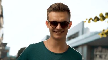 genç çekici bir adam portresi