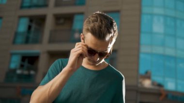 genç çekici bir adam portresi