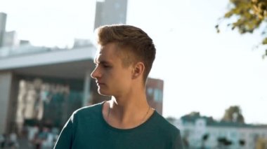 genç çekici bir adam portresi