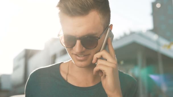 Joven hablando por teléfono — Vídeos de Stock