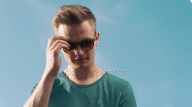 genç çekici bir adam portresi