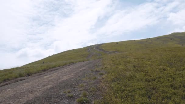 Motociclista em montanhas — Vídeo de Stock