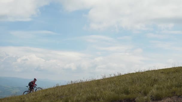 Ciclista en las montañas — Vídeos de Stock