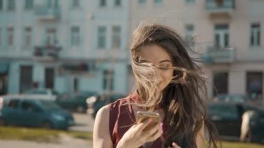 Kadın telefon görüşmesi yapar