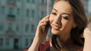 Kız akıllı telefon tutuyor.