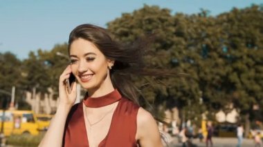 Şehir yürümek telefon konuşma