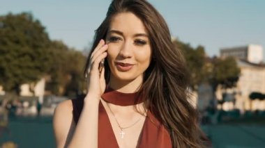 Güzel esmer kız telefonla konuşuyor