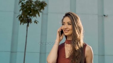 Smartphone ile konuşurken kız