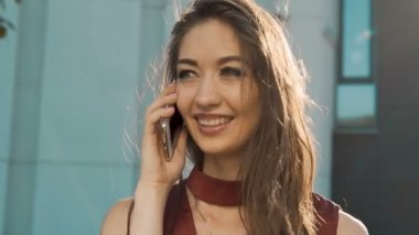 Modern bina önce telefonla konuşurken