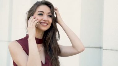 Beyaz duvar önce telefonla konuşurken