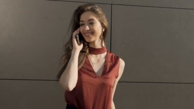 Lütfen telefonla konuşuyor