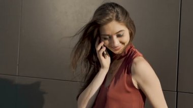 Lütfen telefonla konuşuyor