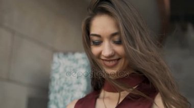 Telefon tutarak esmer