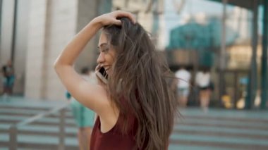 Seksi kadın telefon konuşma