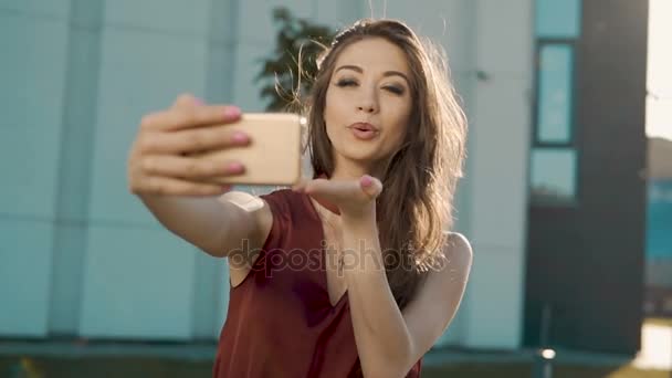 Enviar beso por Smartphone — Vídeo de stock