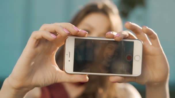 Tomando Selfie por Smartphone — Vídeo de Stock
