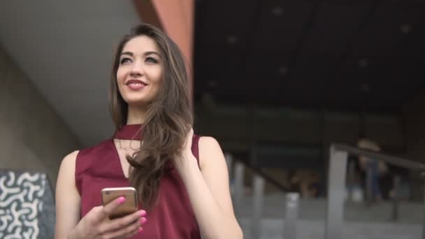 Bruneta, drží telefon — Stock video